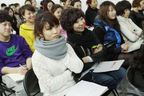 校园关注:追梦女孩大学毕业后学化妆