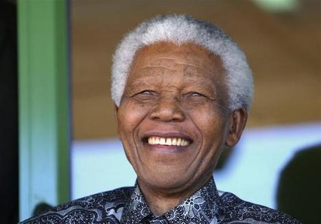 Nelson Mandela smiles as he watches the coronation ceremony of Bafokeng's King Leruo Tshekedi Molotlegi at a sports stadium in Phokeng, 120 km (81 miles) north of Johannesburg, in this August 16, 2003 file photo. [Photo/Agencies] 