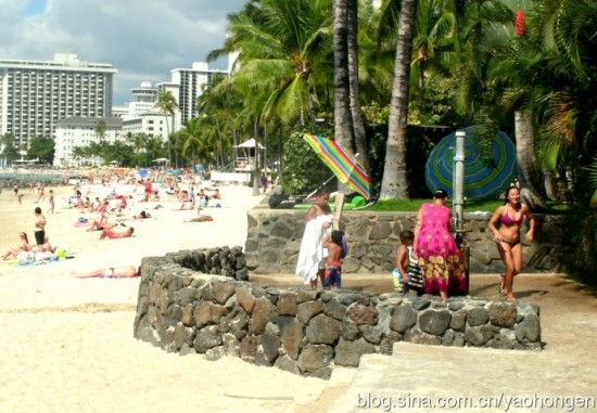 美国严寒中夏威夷海滩比基尼美女晒肉