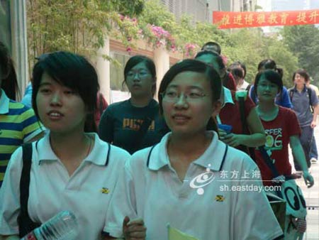 上海高考作文以他们为题女生未写完流泪出考场