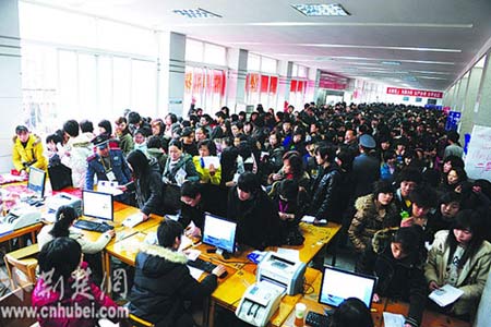 八院校在汉组织艺考报名近万人挤爆现场