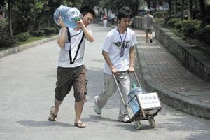 贫困大学生发扬吃苦精神组建棒棒公司(图)