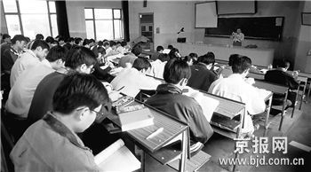 暗访高校替课族:10元替人答声15元做笔记