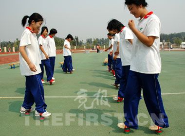 北京初中体育课 学生踩寸子(图)
