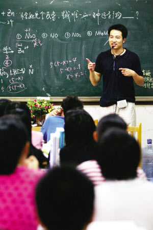 帅哥老师教出年级第一 常遭学生整蛊(图)