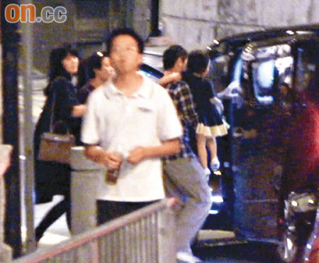 李亚鹏与妻女现身香港 头顶惊现“压力秃”