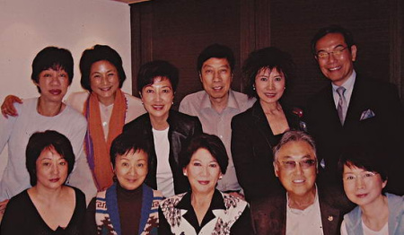 陈鸿烈(后右一)的老友，都是六、七十年代知名演员，前排左起:秦萍、焦姣、凌波、金汉、井莉。后排左起:方盈、郑佩佩、马海伦、梁海平(摄影师)、李丽丽及陈鸿烈
