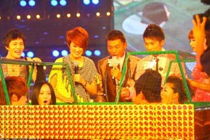 安徽台《七夕情歌会》众人玩桌面足球