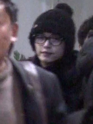 姚晨低调返京现身机场 素颜装扮略显疲惫