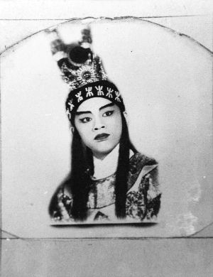 1952年,黄俊英在剧团的剧照。 信息时报记者 朱元斌 实习生 徐敏 翻拍 策划:粤语相声创始人黄俊英播撒欢笑60年