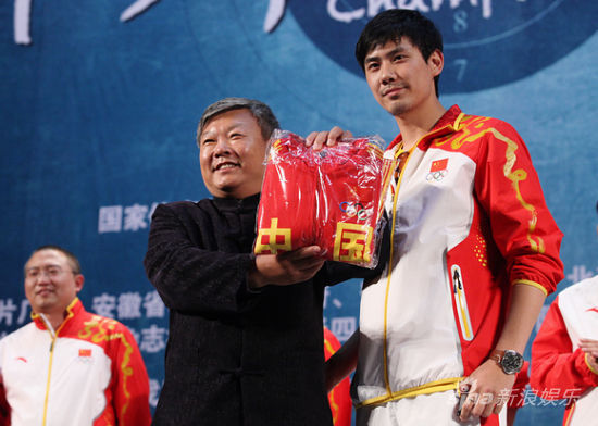 《许海峰的枪》再现中国奥运金牌第一人(图)|《