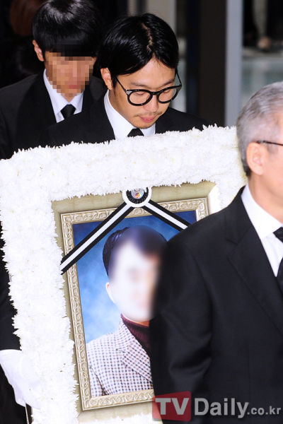 韩星<em>HAHA女友</em>星父亲因病离世出殡(图)_影音娱