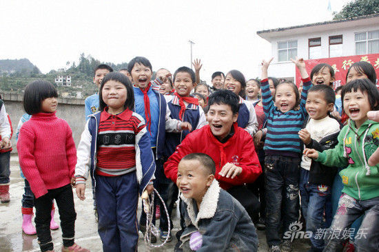 陈志朋贫困山区献爱心 感触颇深想做支教|陈志