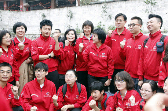 陈志朋贫困山区献爱心 感触颇深想做支教|陈志