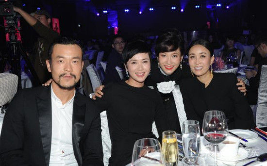 廖凡为张玉霞颁奖赞其歌声美丽(图)|廖凡