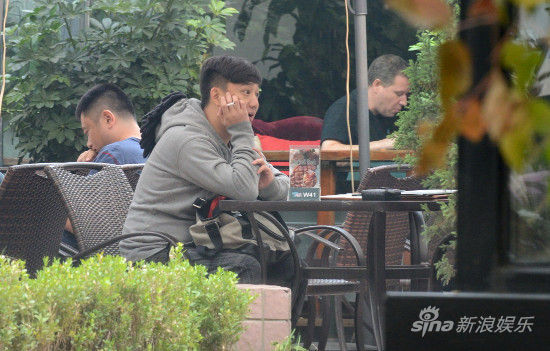 黄磊街边抽烟与友人聊天恬淡自然(图)|黄磊