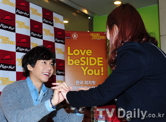 组图:李胜基为世界饥荒救济活动开签名会