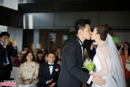 应昌佑与圈外<em>女友</em>成婚 期待老板黎明<em>送</em>厚礼- 娱