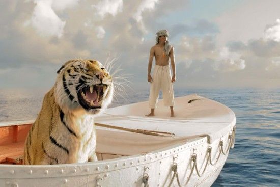 剧照，派的扮演者苏拉和帕克站在船上。老虎帕克原型取自于4个老虎模特。真正的老虎和演员苏拉从没有真正在一场戏里对决过