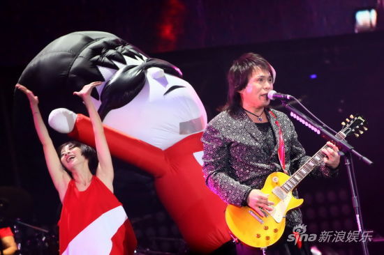 伍佰演唱会与台<em>妹热舞</em>