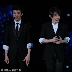 刘谦搭档李云迪变魔术《魔琴》