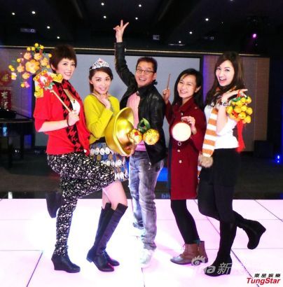 组图:谭咏麟拍贺年特辑与四美女跳劲舞|谭咏麟