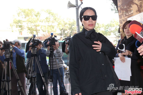 潘安邦追思会妻子不舍 潘越云黑衣送别_总览