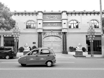 气功大师用悍马接赵薇：15个手榴弹炸不坏