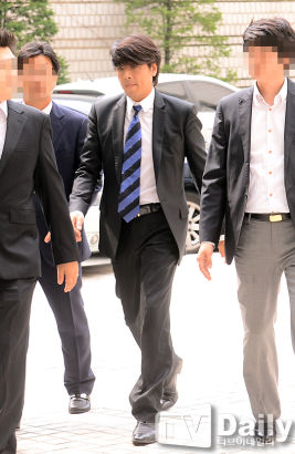 柳时元出席离婚案表情黯淡 被诉非法跟踪