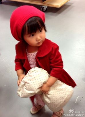 赵子琪女儿小红帽造型呆萌可爱