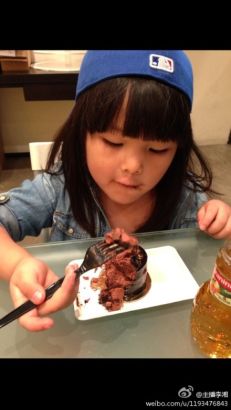 李湘女儿大口吃蛋糕表情可爱