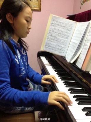 林妙可放学苦练钢琴
