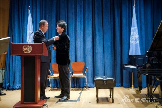 郎朗被潘基文亲授联合国和平大使称号