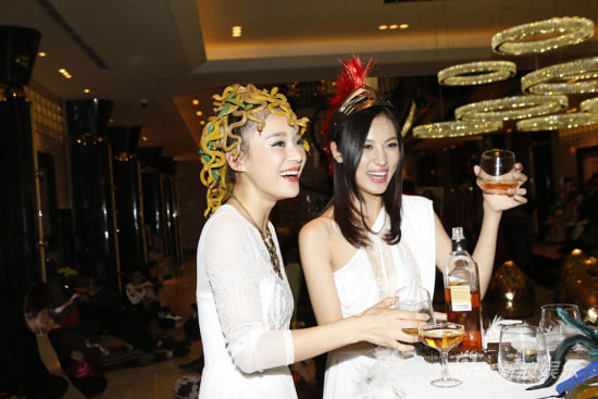 《半步天涯》袁姗姗曝新造型:满头盘蛇