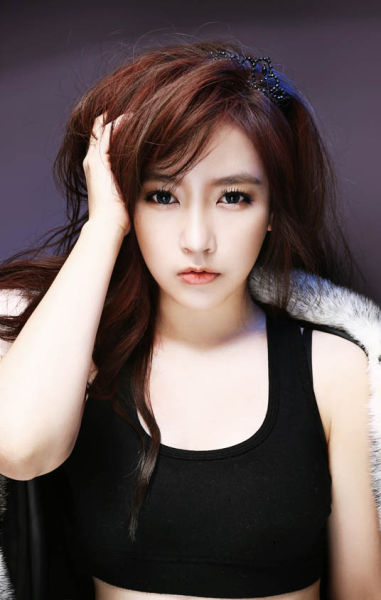 t-ara素妍公开预告照 黑背心皮草尽显性感