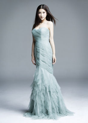 张虹一女神范写真+蓝色裹胸长裙优雅