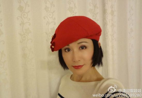 65岁潘迎紫戴小红帽 皮肤粉嫩惊呆网友