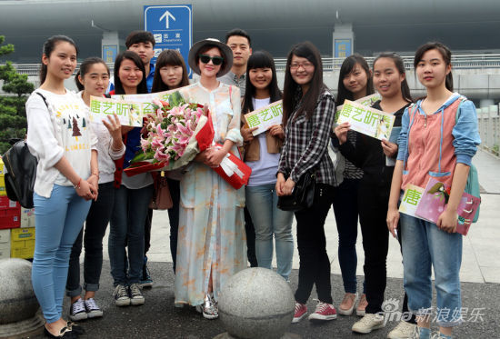 唐艺昕甜美长裙素颜现身机场 粉丝护送 - 娱乐