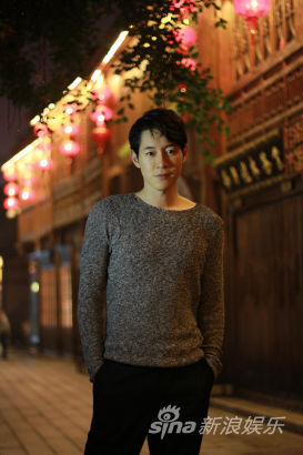 陈正飞古镇街拍曝光 文艺气质宁静致远