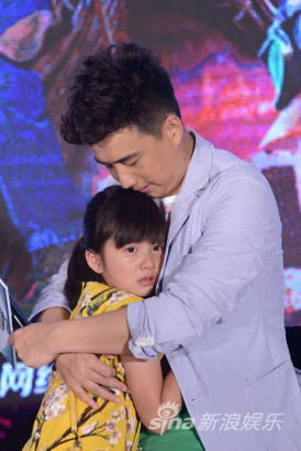 黄磊女儿落泪:不想说给爸爸买内裤和裙子 - 娱
