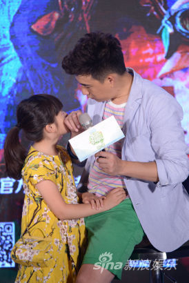 黄磊女儿落泪:不想说给爸爸买内裤和裙子