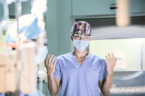 《异乡人》朴海镇告别暖男形象变帅气精英