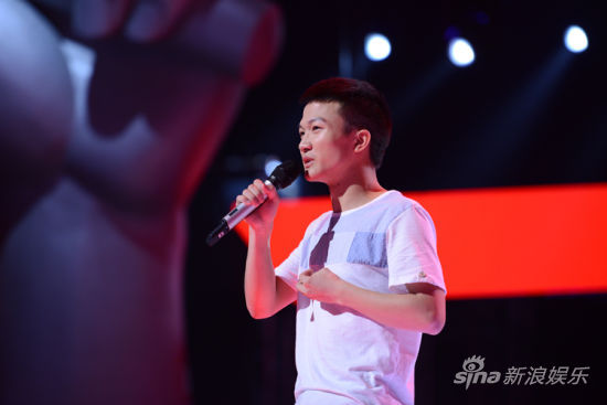 周深演唱 新浪娱乐讯 如果你收看了7月25日晚的第三季《中国好声音》,那么你一定记得一个空灵、飘渺的声音周深。这个个子小小的贵州男孩,竟然让导师杨坤说出:这是至今为止,我们四个参加好声音,最让我惊讶的一位。也是这个貌不惊人的男孩,让转身的三位导师面面相觑,不敢相信自己的眼睛。 周深出生于贵州贵阳,家里人个子都不高,现在已经21岁的他也仅有161厘米。周深曾在节目中开玩笑说,自己有的时候会去童装店看看,发现还有比自己还大的尺码,就伤心了。虽然在说这话的时候,周深一直面带笑容。但是身高和声音的问题