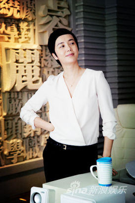 蒋雯丽《爱情》变女精英 时尚造型多变 