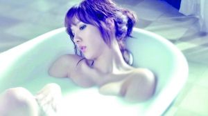 《MARIONETTE》的MV中有浴缸洗澡、牛奶滑落胸部等大胆画面。