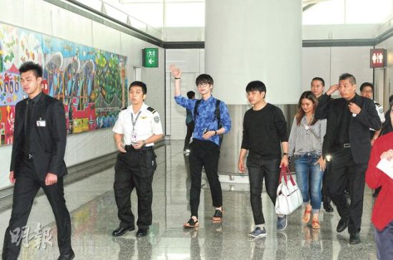 安宰贤表现亲民，在香港机场离境时，不断向在场粉丝挥手道别。