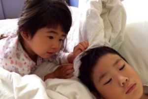 吴速玲晒哥哥姐姐起床照 Joe已康复露笑容