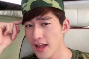 张翰晒军训帅照 被调侃像炊事班班长(图)