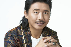 容中尔甲《一恋万年》传承民族文化