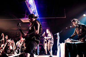 颠覆M乐队成军十年 蒙古战马踏巡演征程